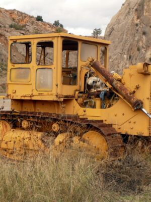 Rusty bulldozer in a Griechenland quarry showcasing industrial decay and rugged landscape.