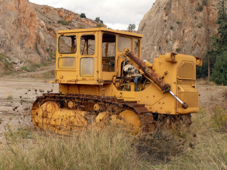 Rusty bulldozer in a Griechenland quarry showcasing industrial decay and rugged landscape.